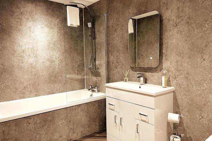 Lovely 3 Bedroom With Private Garden In Centre Apartment